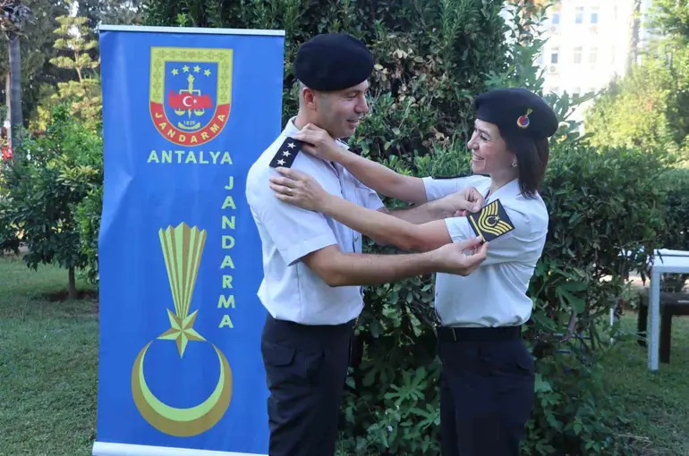 Jandarma çiftin evlilik yıldönümünde rütbe terfi gururu
