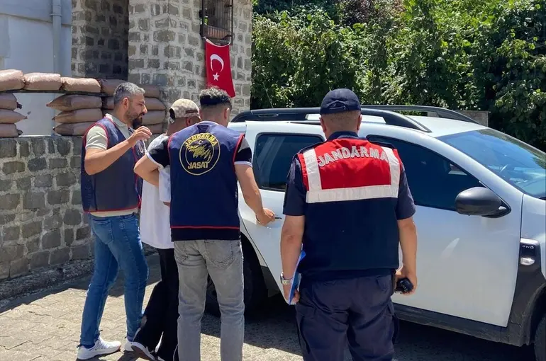 Jandarma ekipleri, aranması bulunan 23 şüpheliyi yakaladı
