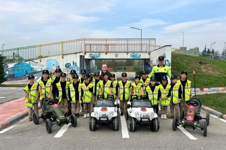 Jandarma ekipleri öğrencilere trafik kurallarını uygulamalı anlatıyor
