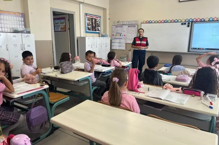 Jandarma, öğrencileri okulda bilgilendirdi
