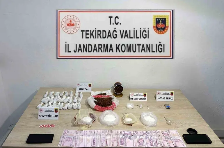 Jandarma operasyonlarında silah, uyuşturucu ve kaçak ürünler ele geçirildi
