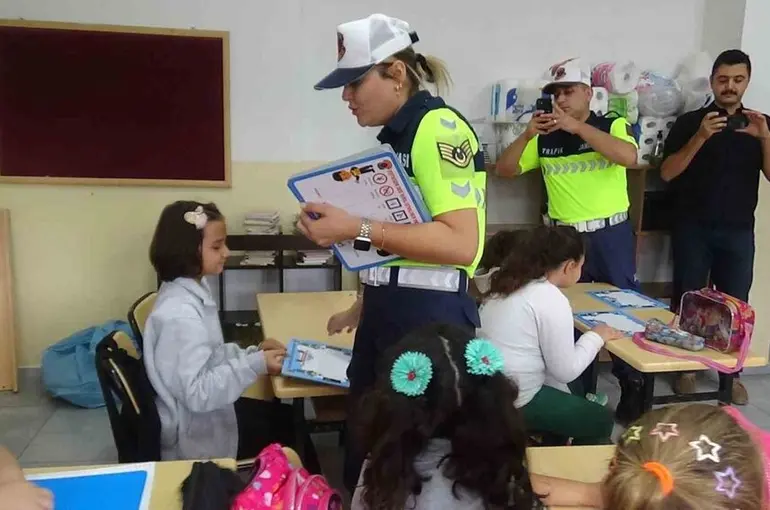 Jandarma sınıf sınıf gezdi, minikleri bilgilendirdi
