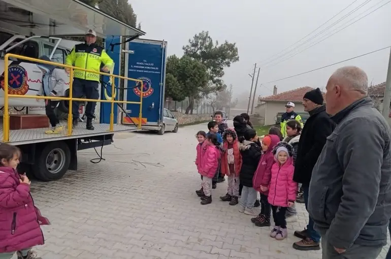Jandarmadan çocuklara emniyet kemeri eğitimi
