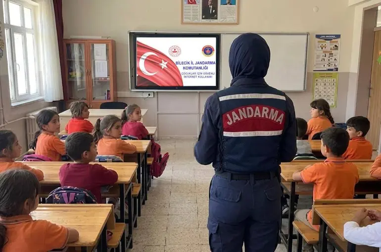 Jandarmadan öğrencilere güvenli internet uyarısı
