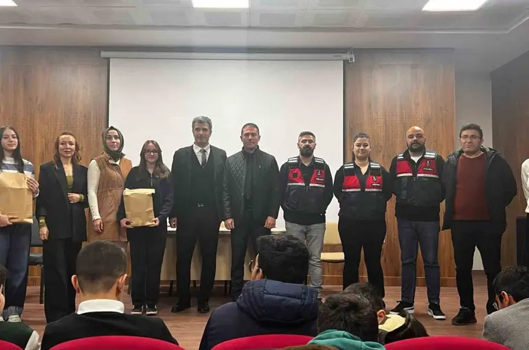 Jandarmadan öğrencilere sosyal medya güvenlik eğitimi
