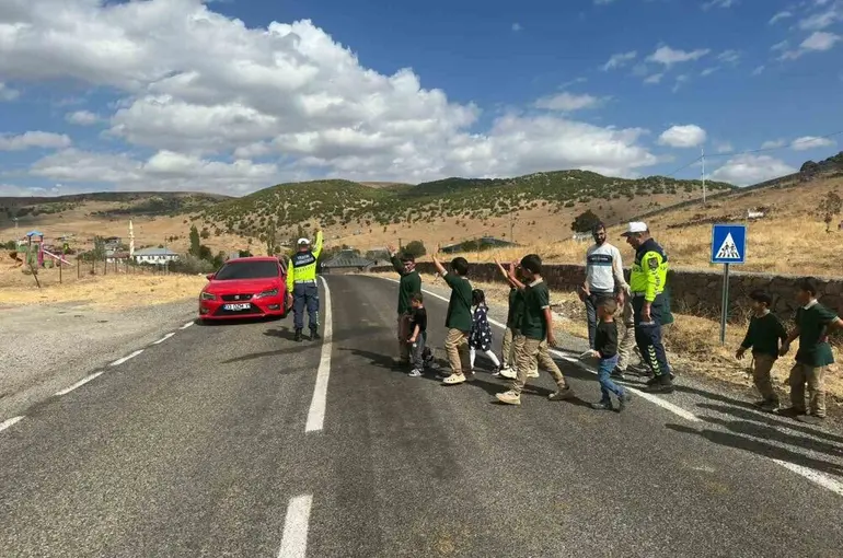 Jandarmadan öğrencilere trafik eğitimi
