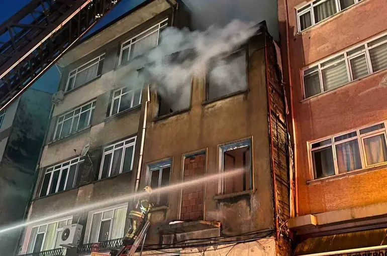Kadıköy’de metruk binada çıkan yangın korkuttu
