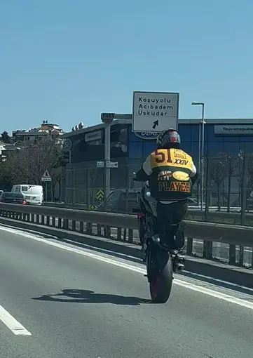 Kadıköy’de plakasız motosikletin tehlikeli yolculuğu kamerada
