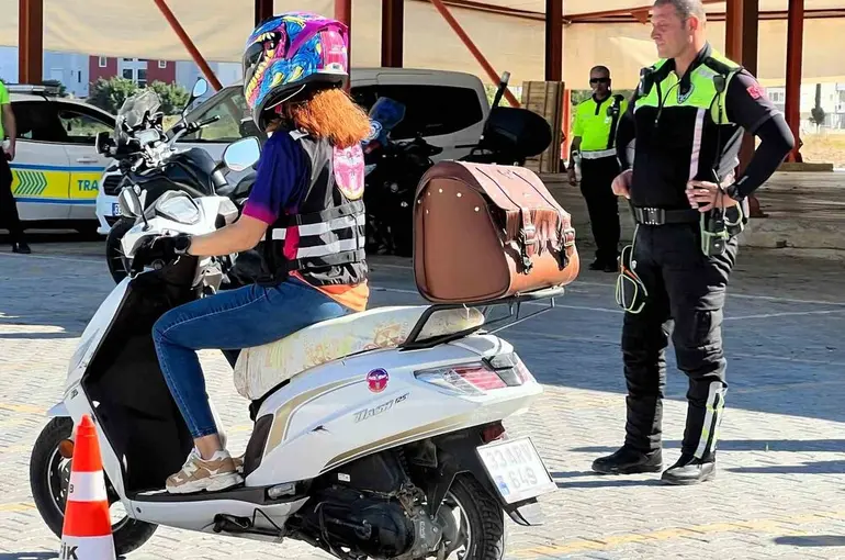 Kadın motosiklet sürücülerine uygulamalı eğitim
