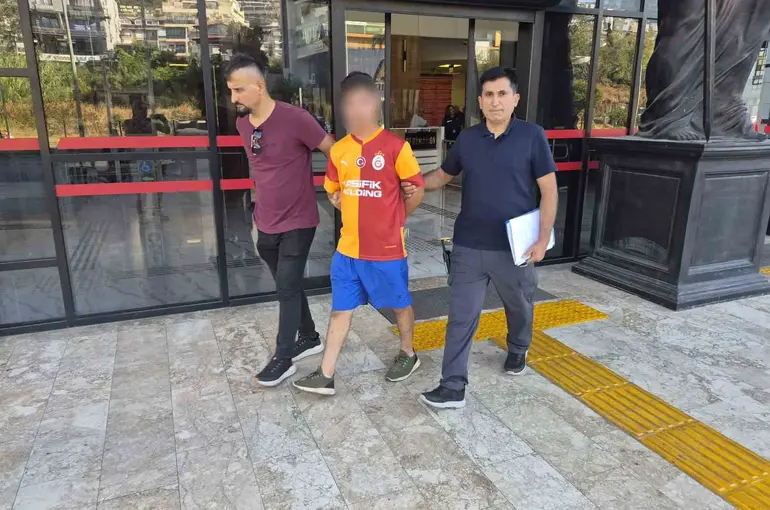 Kadın turisti bıçakla yaralama ve cinsel istismar iddiasıyla 17 yaşındaki çocuk tutuklandı
