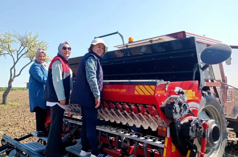 Kadın üreticiler fasulye tohumlarını toprakla buluşturdu
