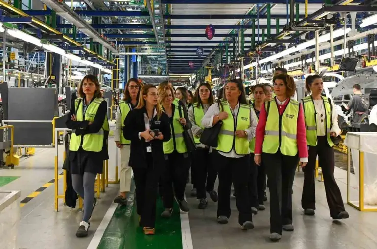 Kadının Güçlenmesi Bursa Platformu üyeleri, Oyak Renault’da buluştu
