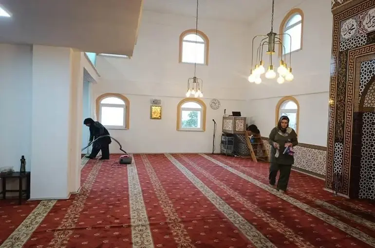 Kadınlardan imece usulü cami temizliği
