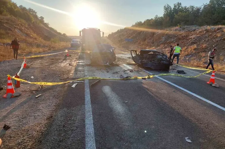 Kafa kafaya çarpışan iki otomobil alev aldı: 3 ölü, 5 yaralı
