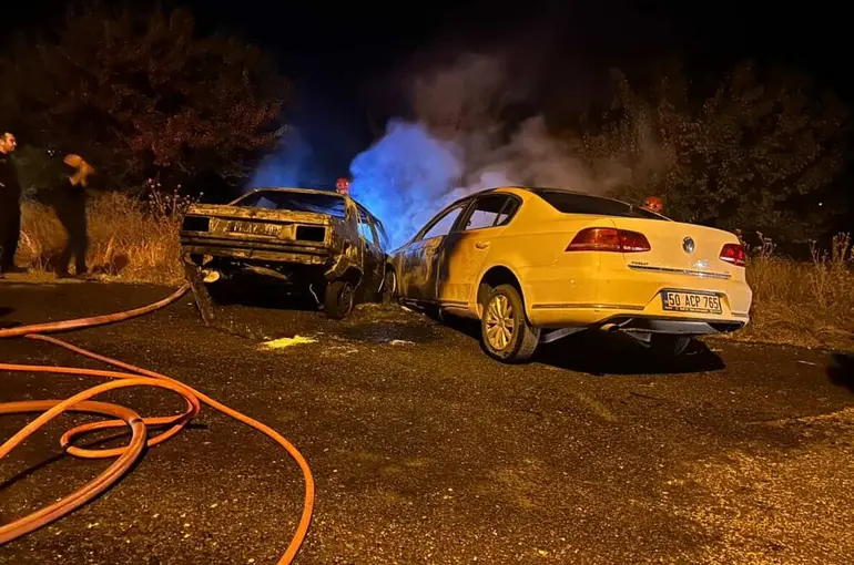 Kafa kafaya çarpışan otomobiller alev aldı: 2 yaralı
