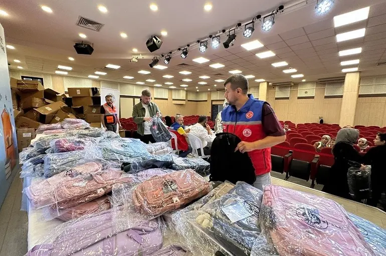 Kağıthane Belediyesi’nden öğrencilere çanta ve kırtasiye desteği
