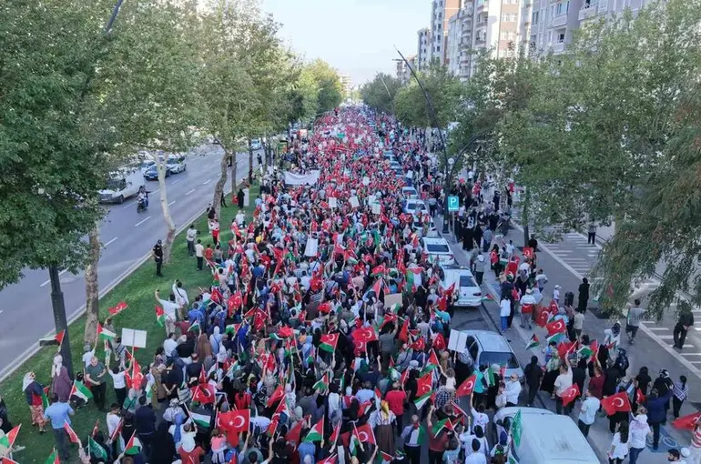 Kahramanmaraş’ta binlerce kişi Filistin’e destek için yürüdü
