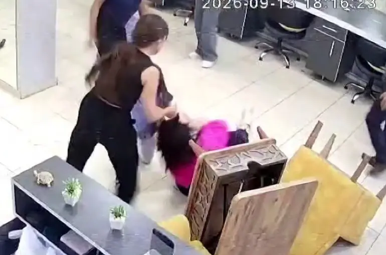 Kahramanmaraş’ta saç kesimini beğenmeyen müşterinin akrabaları kadın kuaförü darp etti
