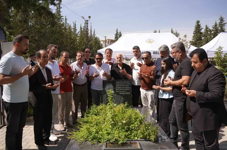 Kahtalı Mıçe, mezarı başında sanatçı dostlarının katılımıyla anıldı
