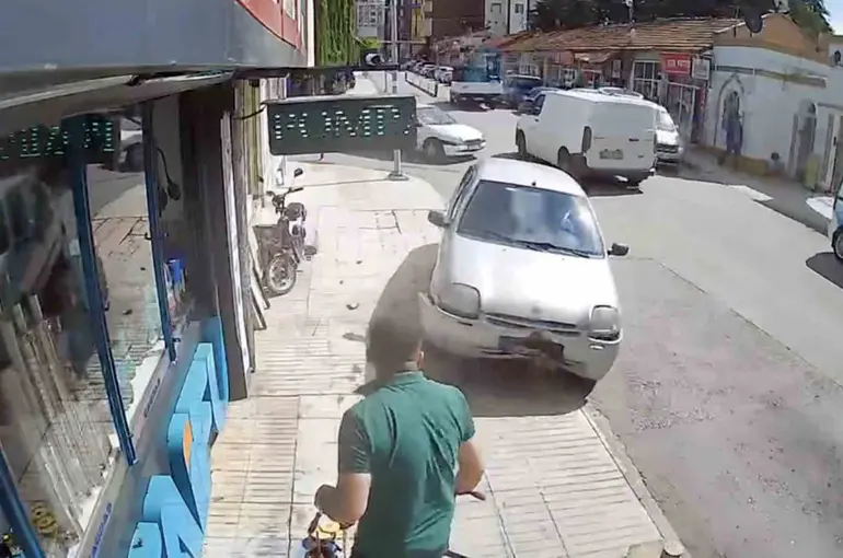 Kaldırıma çıkan otomobilin altında kalmaktan dubalar sayesinde kurtuldu: O anlar kamerada
