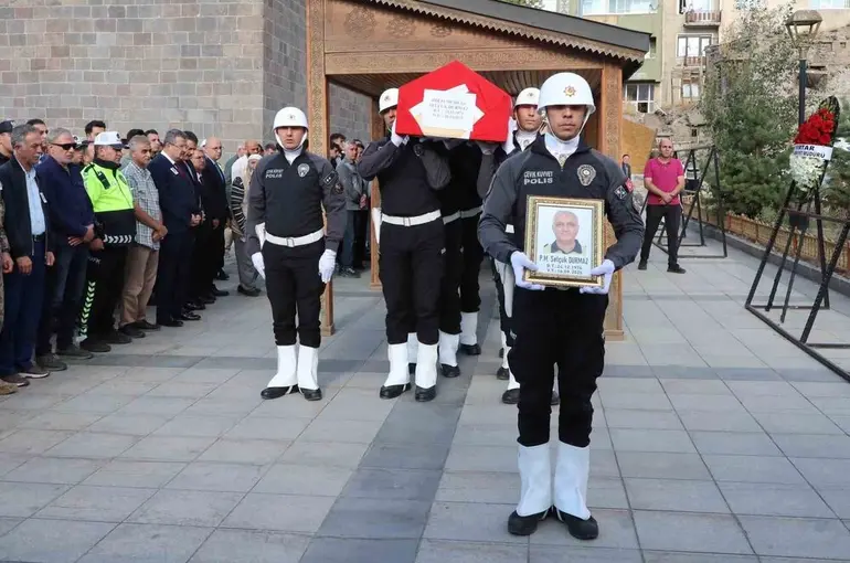 Kalp krizi geçiren polis memuru hayatını kaybetti
