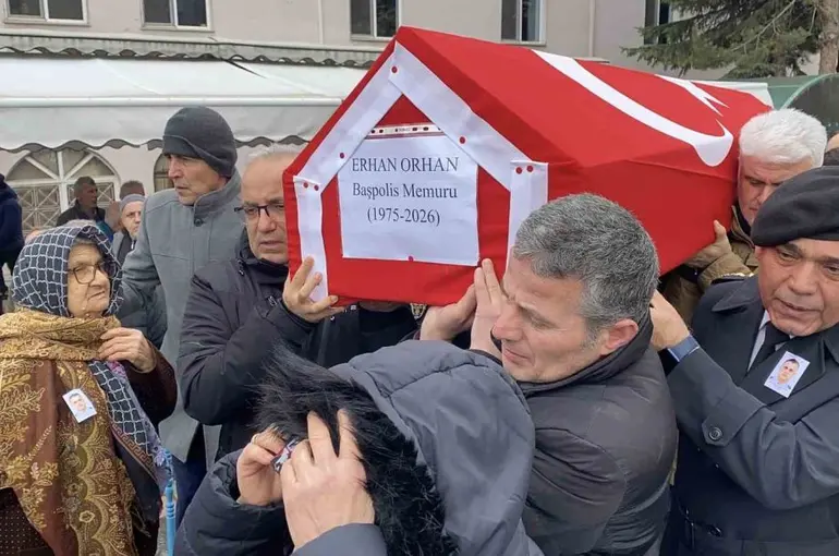 Kalp krizine yenik düşen polis memuru memleketinde son yolculuğuna uğurlandı
