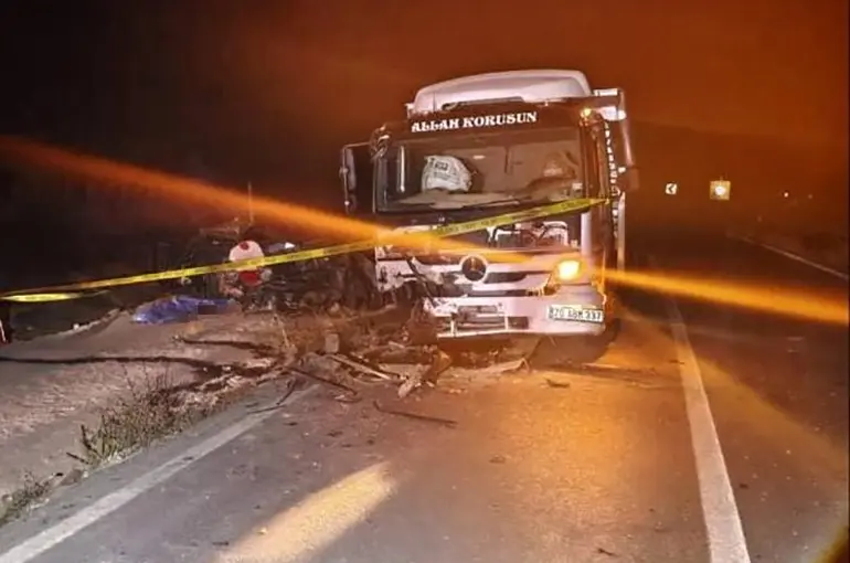 Kamyon ile otomobil kafa kafaya çarpıştı: 1 ölü, 1 yaralı
