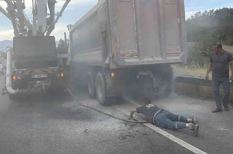 Kamyon lastiğinde çıkan yangını, pompa ve mikser sürücüleri söndürdü
