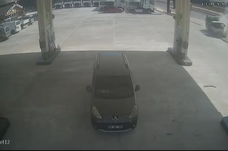 Kamyonet tadilatta olan benzinliğe uçtu
