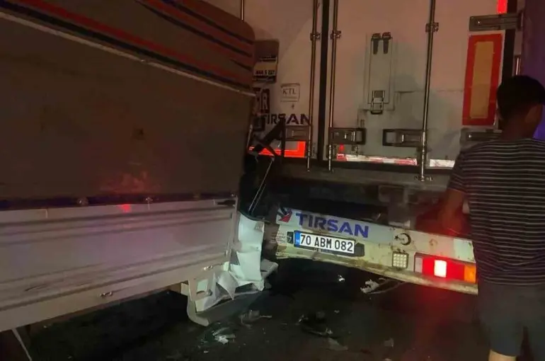 Kamyonet tıra arkadan çarptı: 1 ölü
