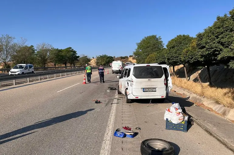 Kamyonet yol kenarında lastik değiştiren çifte çarptı: 2 ölü, 2 yaralı
