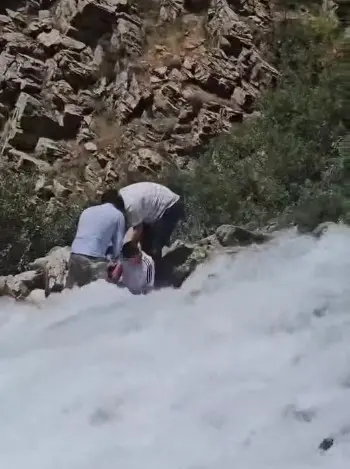Kanispi Şelalesi’nde korku dolu anlar: Akıntının ortasında kalan çocuk son anda kurtarıldı
