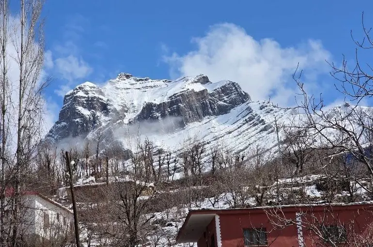 Kar kütlesi şelale gibi aktı
