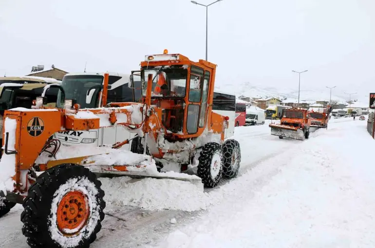 Kar nedeniyle Çelikhan- Malatya Karayolu ulaşıma kapatıldı
