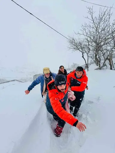 Kar, tipi, soğuk dinlemedi, AFAD 400 metre sırtında taşıdı
