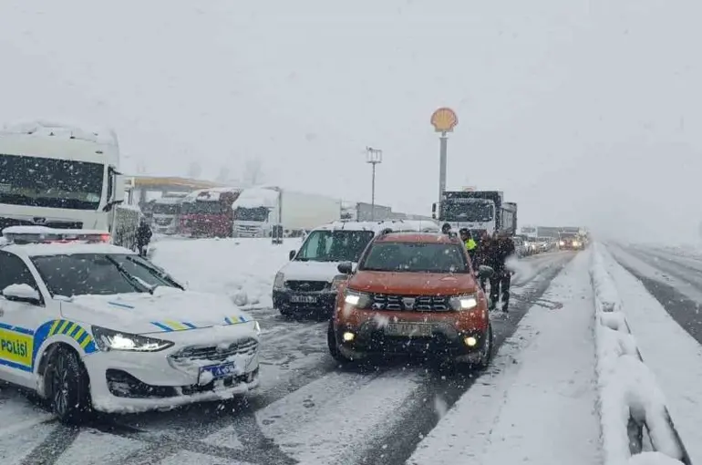 Kar ve tipi ulaşımı aksatıyor
