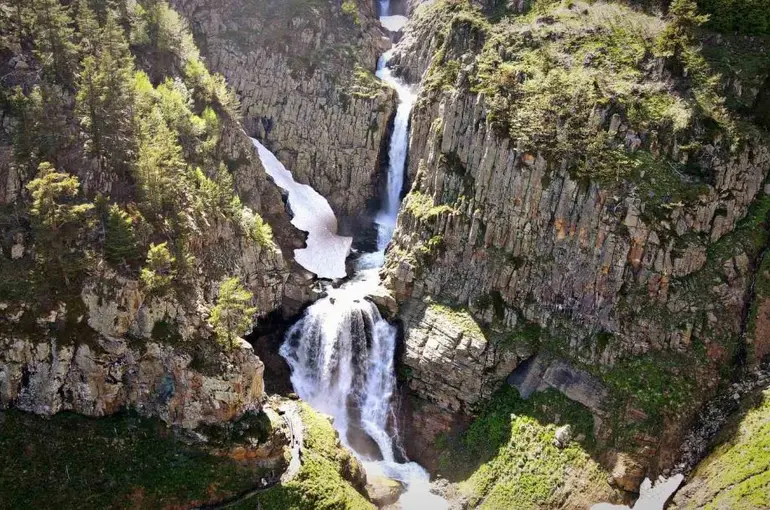 Kar ve yağmur sularıyla coşan Bazgiret Şelalesi ziyaretçilerin uğrak noktası oldu
