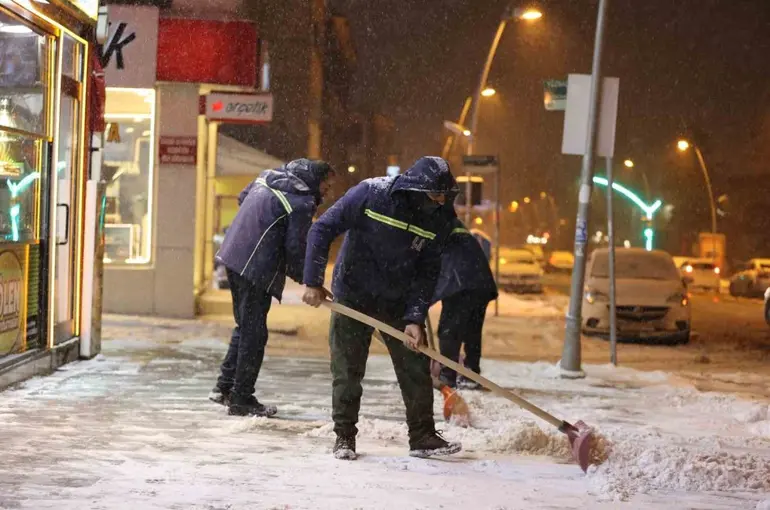 Kar yağışı gitti buzlanma, çığ ve don tehlikesi var
