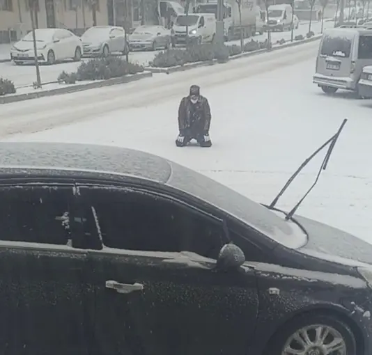 Kar yağışını görünce cadde ortasında secde etti

