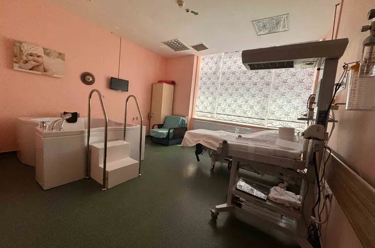 Karabük Eğitim ve Araştırma Hastanesinde suda doğum dönemi başladı
