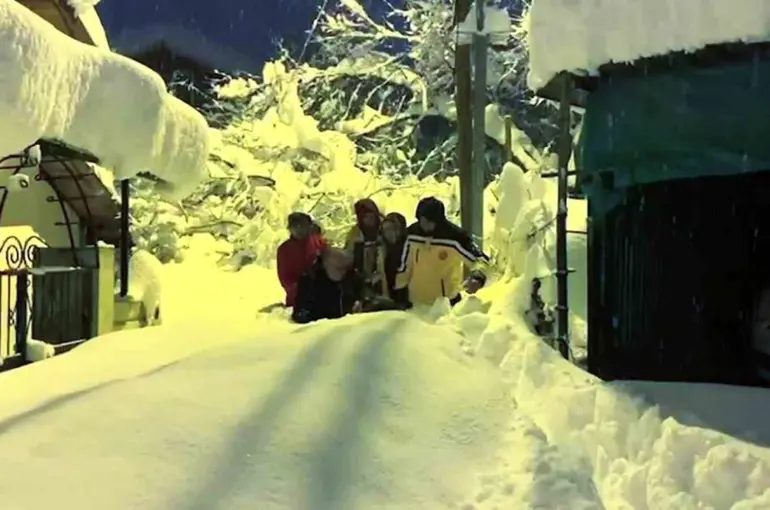 Karabük’te 80 santimetre karı aşıp yaşlı kadını taşıdılar
