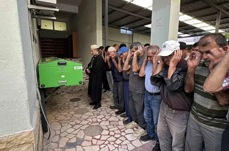 Karabük’te bıçaklı kavgada ölen genç son yolculuğuna uğurlandı
