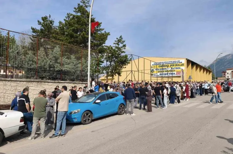 Karabük’te LGS heyecanı: Öğrenciler sınavda, veliler kapıda

