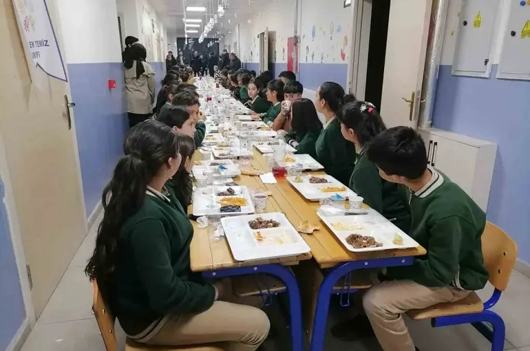 Karaçoban’da okulda "Maarifin kalbinde ramazan" temalı iftar programı
