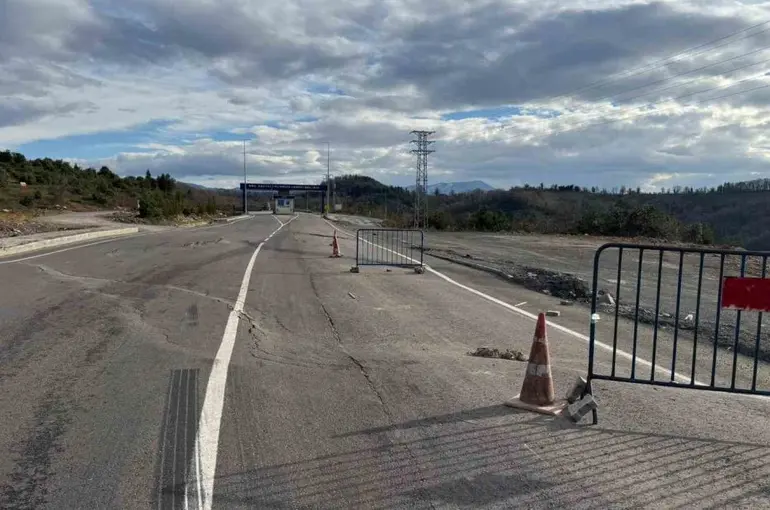 Karadeniz Ereğli OSB yolunda göçük

