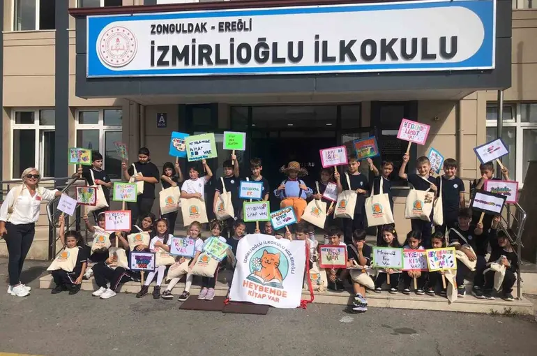 Karadeniz Ereğli’de minik okurlardan "Heybemde Kitap Var" projesi
