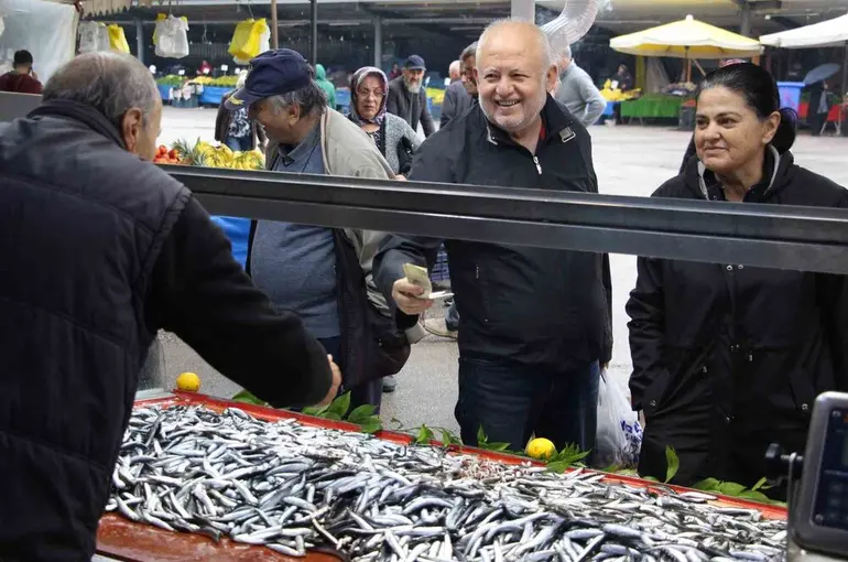 ’Karadeniz fırtınası’ balık tezgahlarını vurdu
