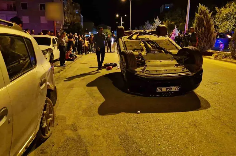 Karaman’da park halindeki otomobile çarpan araç ters döndü: 1 yaralı