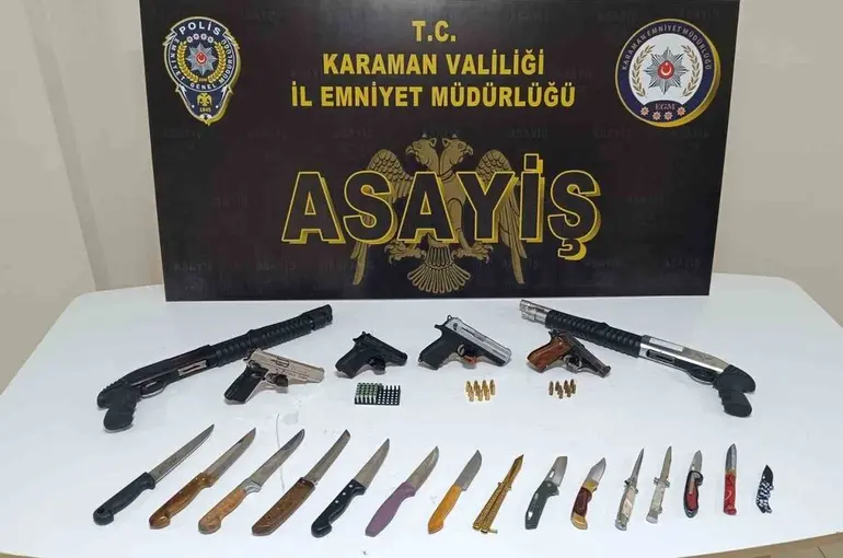 Karaman’da ruhsatsız silahlar ve bıçaklar ele geçirildi
