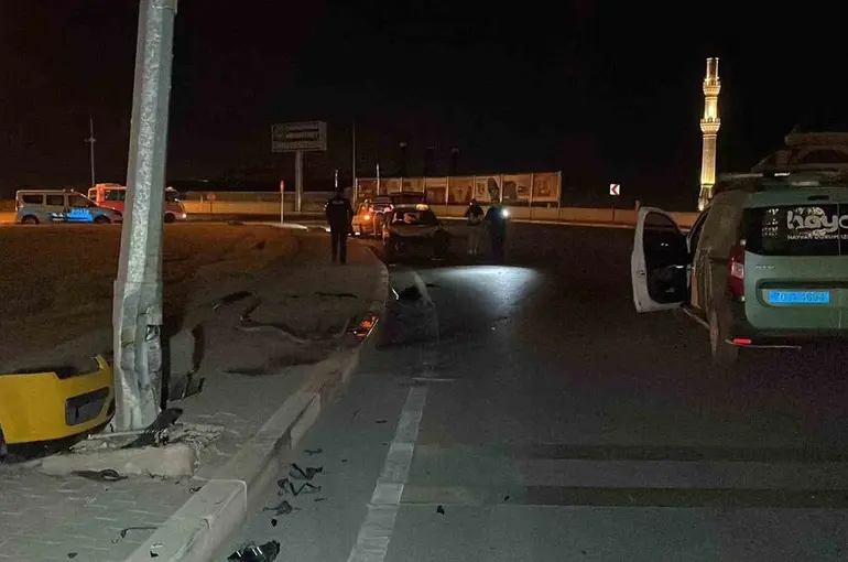 Karaman’da ticari taksi aydınlatma direğine çarptı
